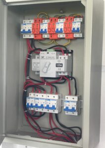 Tủ điện Life's Tech bảo vệ hệ thống điện mặt trời.