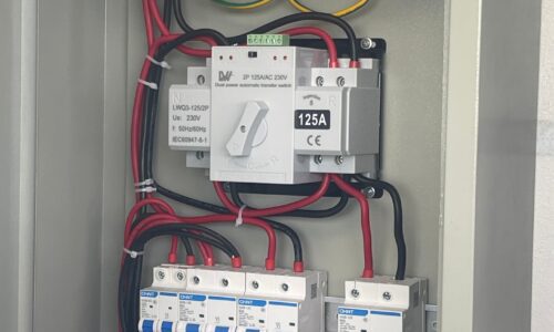 Tủ điện Life's Tech bảo vệ hệ thống điện mặt trời.